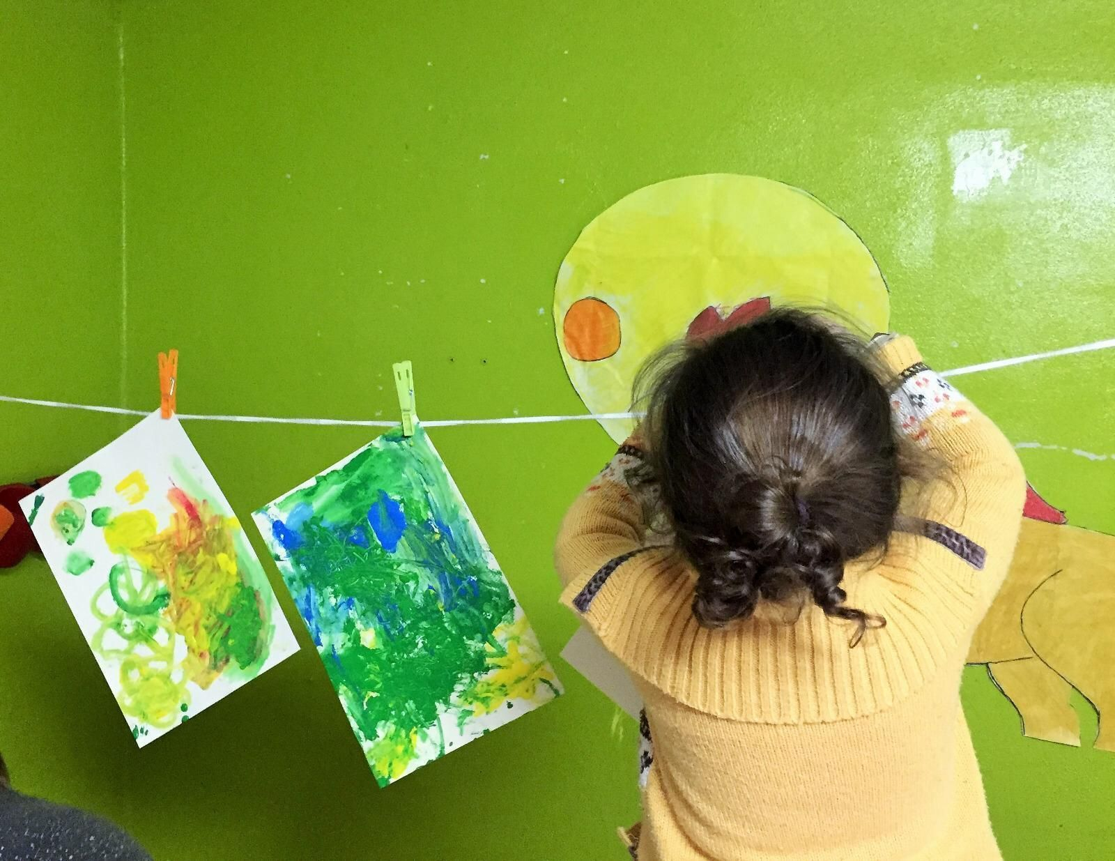 Una niña realiza una actividad en un centro.