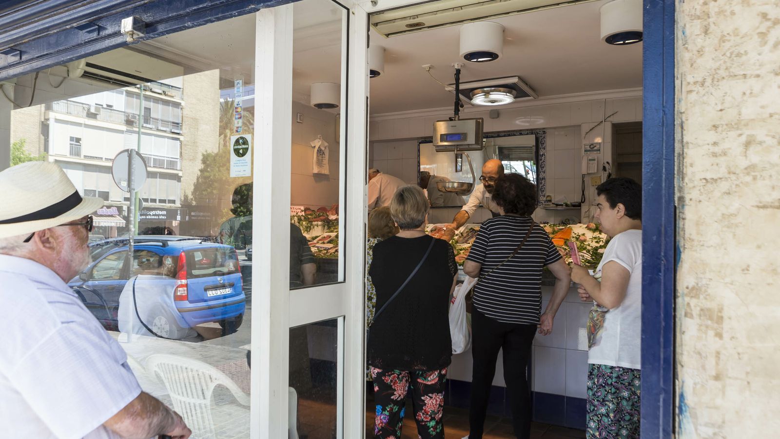 Ambiente en una pescadería del barrio.