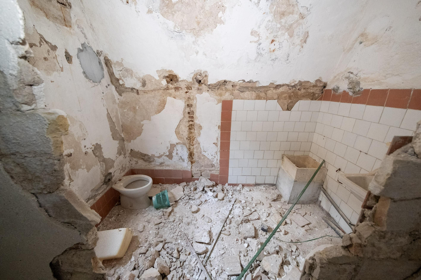 Las imágenes del abandono de las bóvedas de la muralla de Cádiz