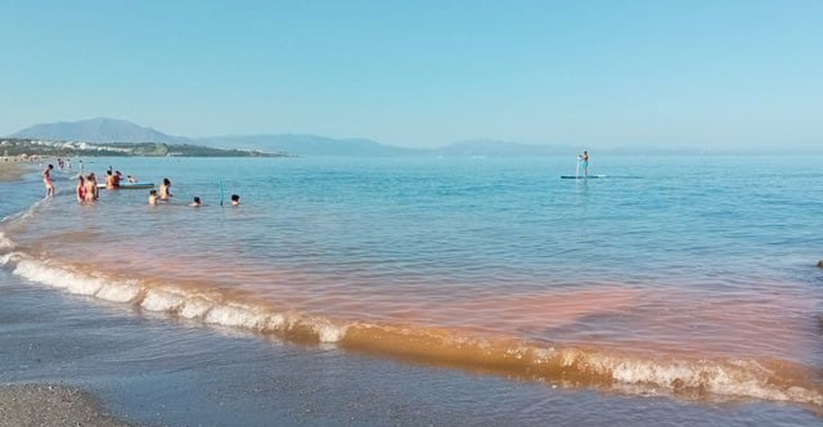El fenómeno conocido como 'marea roja' desde la playa de Torrenueva.