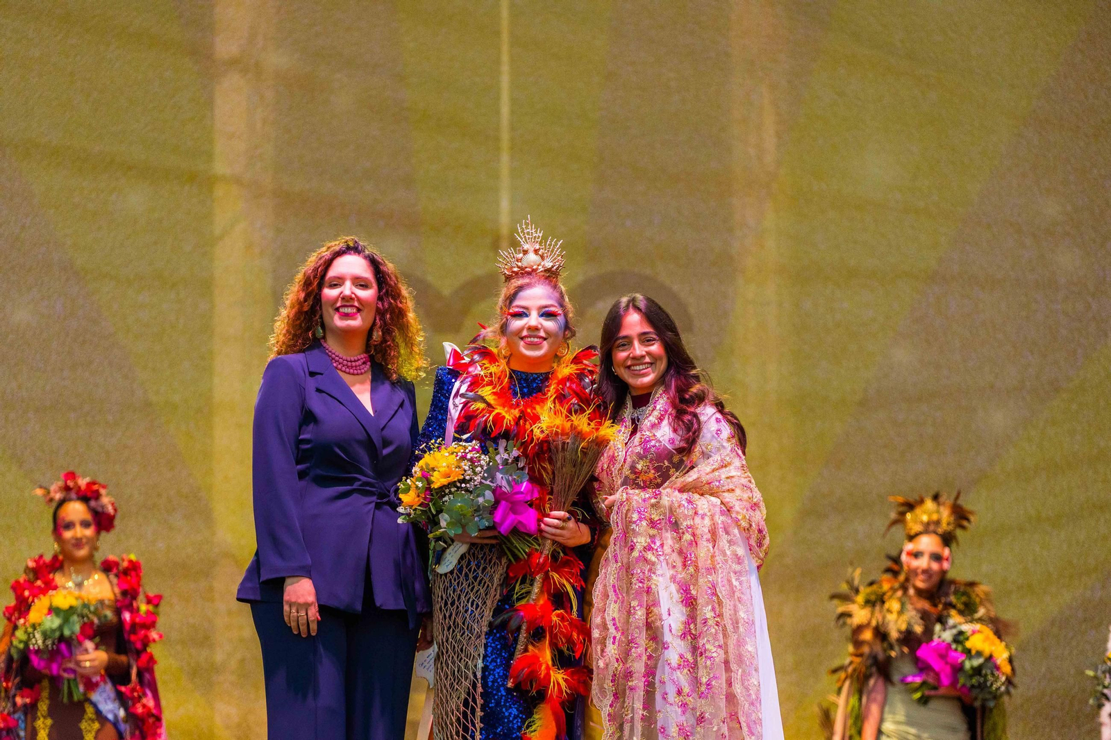 Nerea Villa Luins, representa con su disfraz a la Noche de San Juan en La Casería. Las ideas principales son la noche y el fuego, con detalles representativos del barrio de La Casería