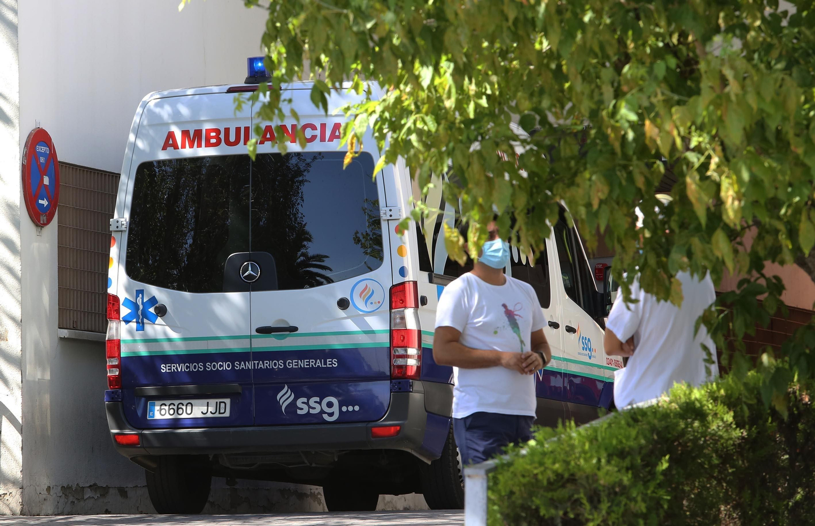 Una ambulancia en el hospital de Jerez, este viernes.