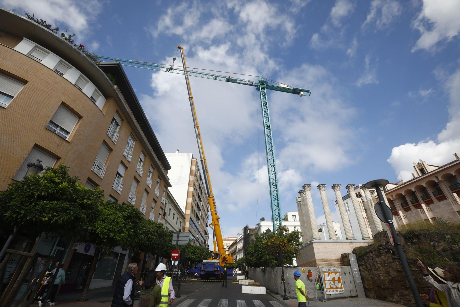 La retirada de la grúa del Templo Romano de la calle Claudio Marcelo, en imágenes