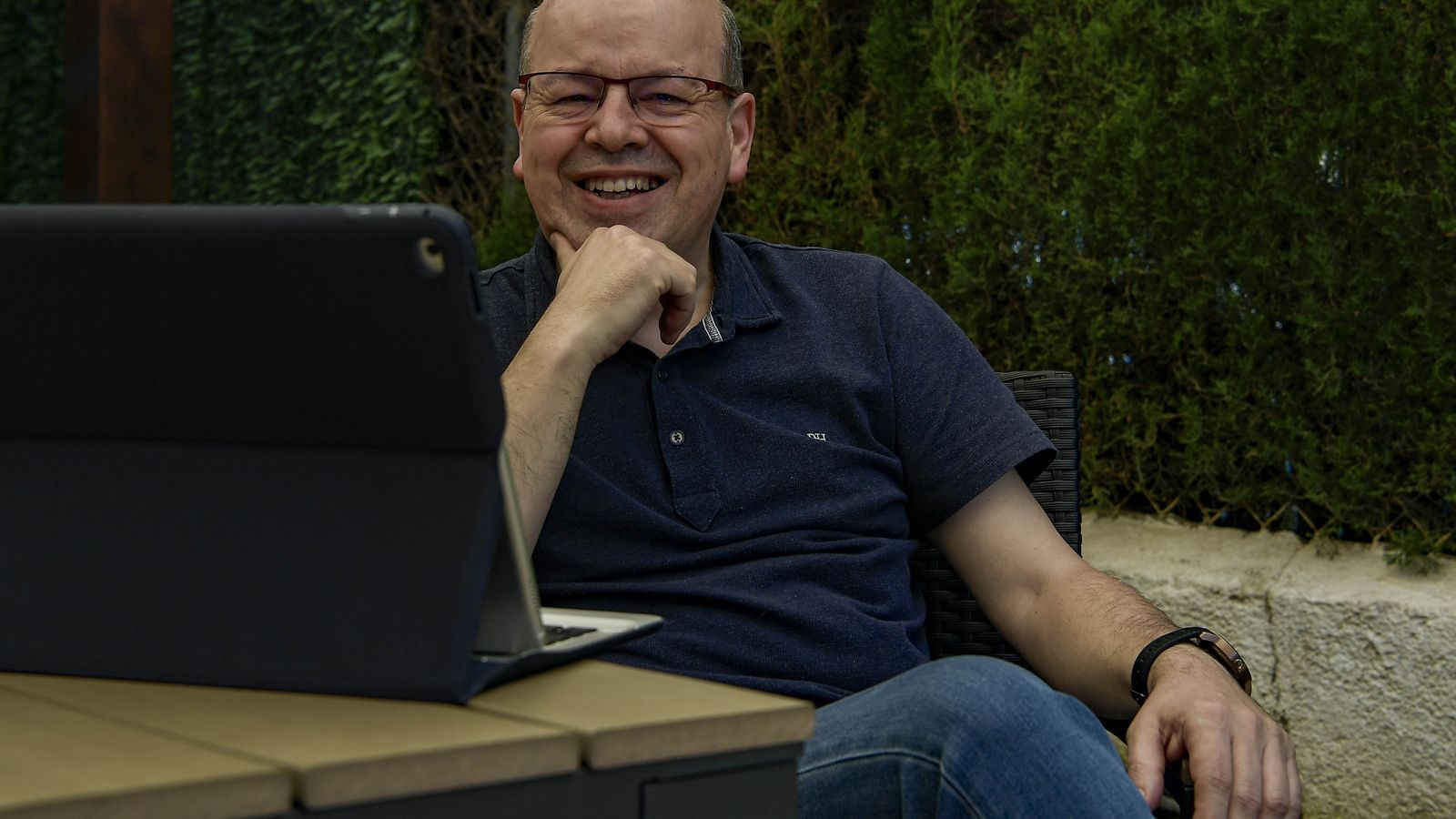 Herrera sonríe durante la sesión de fotos.