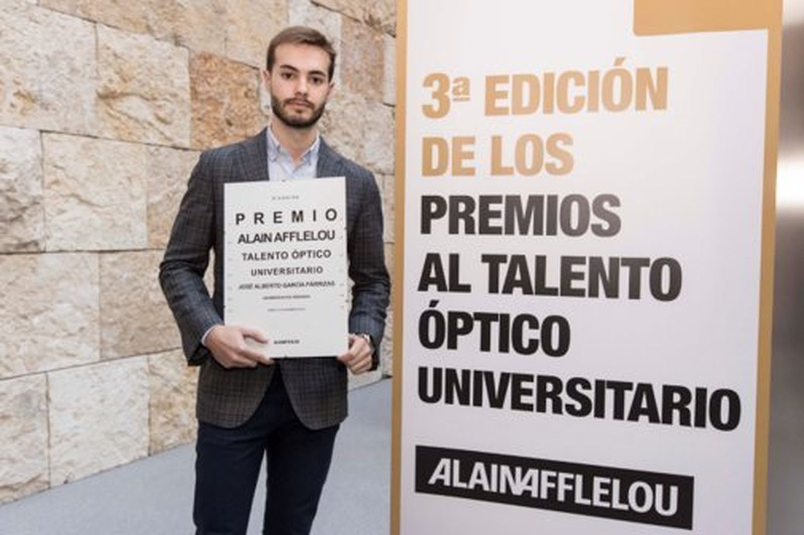 José Alberto García, premio al Talento Óptico Universitario.