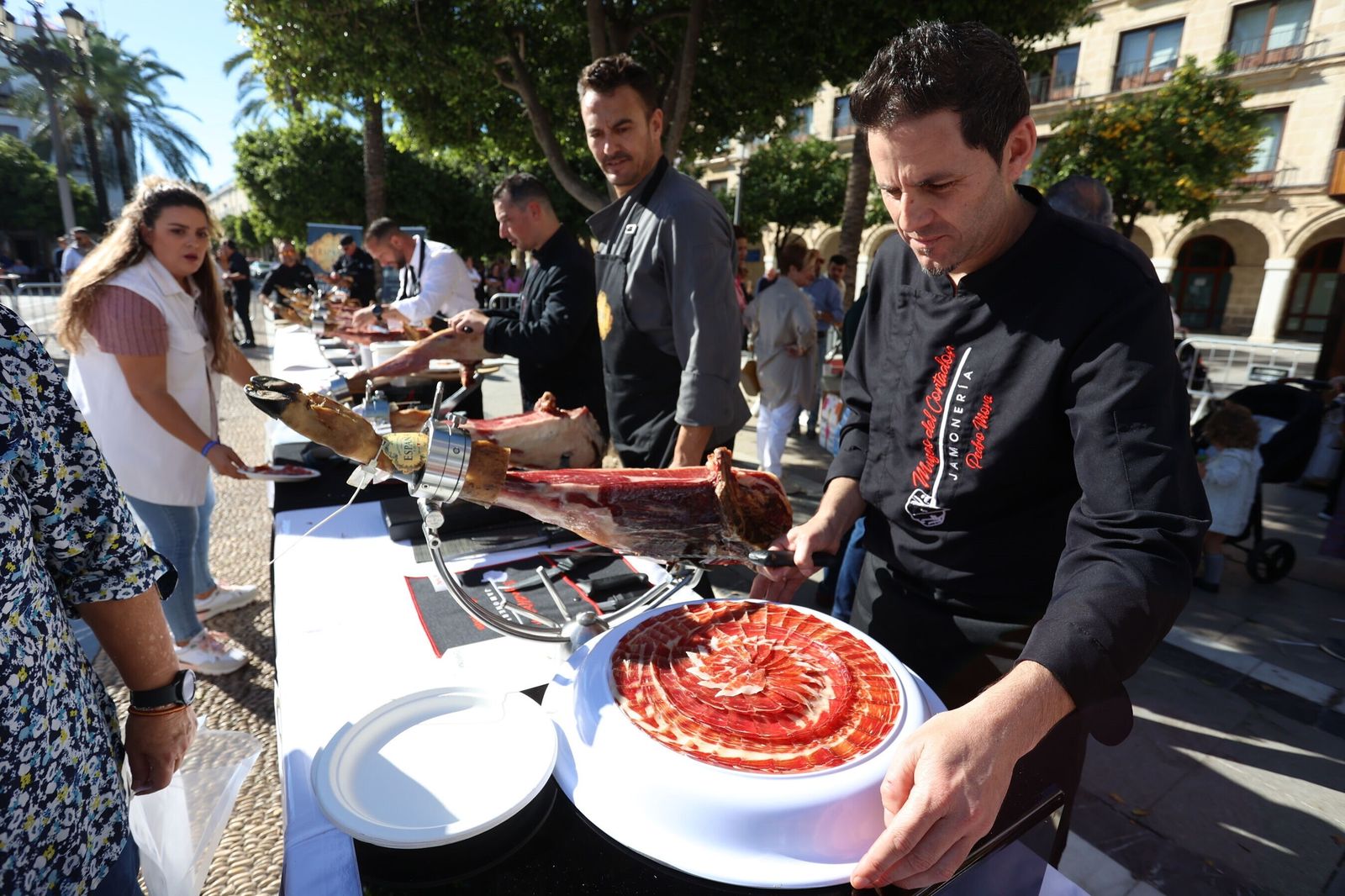 Cortadores de jamón en la plaza del Arenal a beneficio del Hogar San Juan