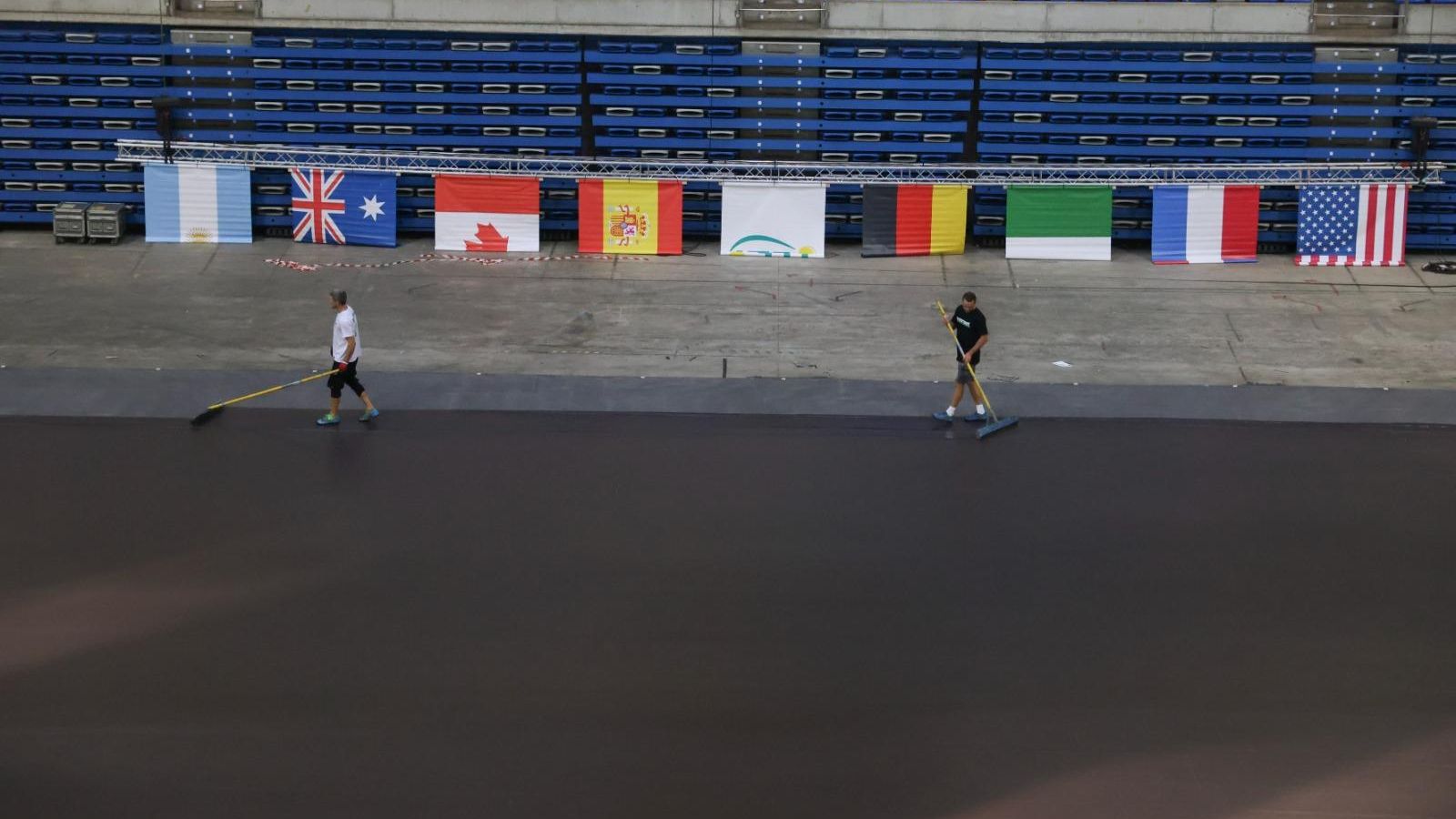 La pancarta de homenaje a Rafa Nadal en el Ciudad de Málaga, en imágenes