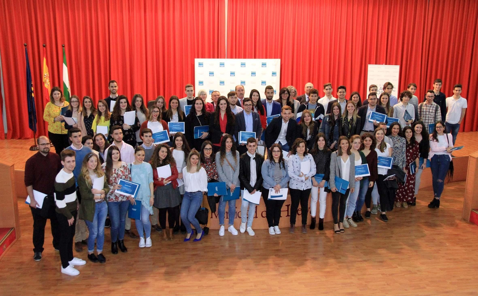 María Antonia Peña, Ángela Sierra, Juan Carlos Ferré, Heliodoro Mariscal, Antonio de la Vega y Esperanza Morillo, con los universitarios becados por la Fundación Atlantic Copper.
