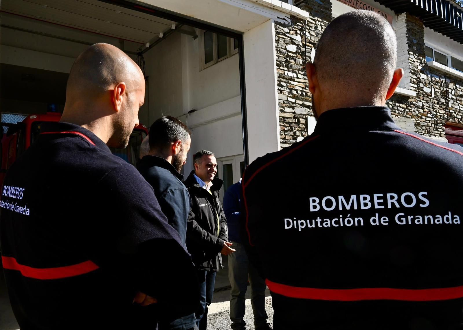 Imagen de la visita de Rodríguez al reten de bomberos de Sierra Nevada