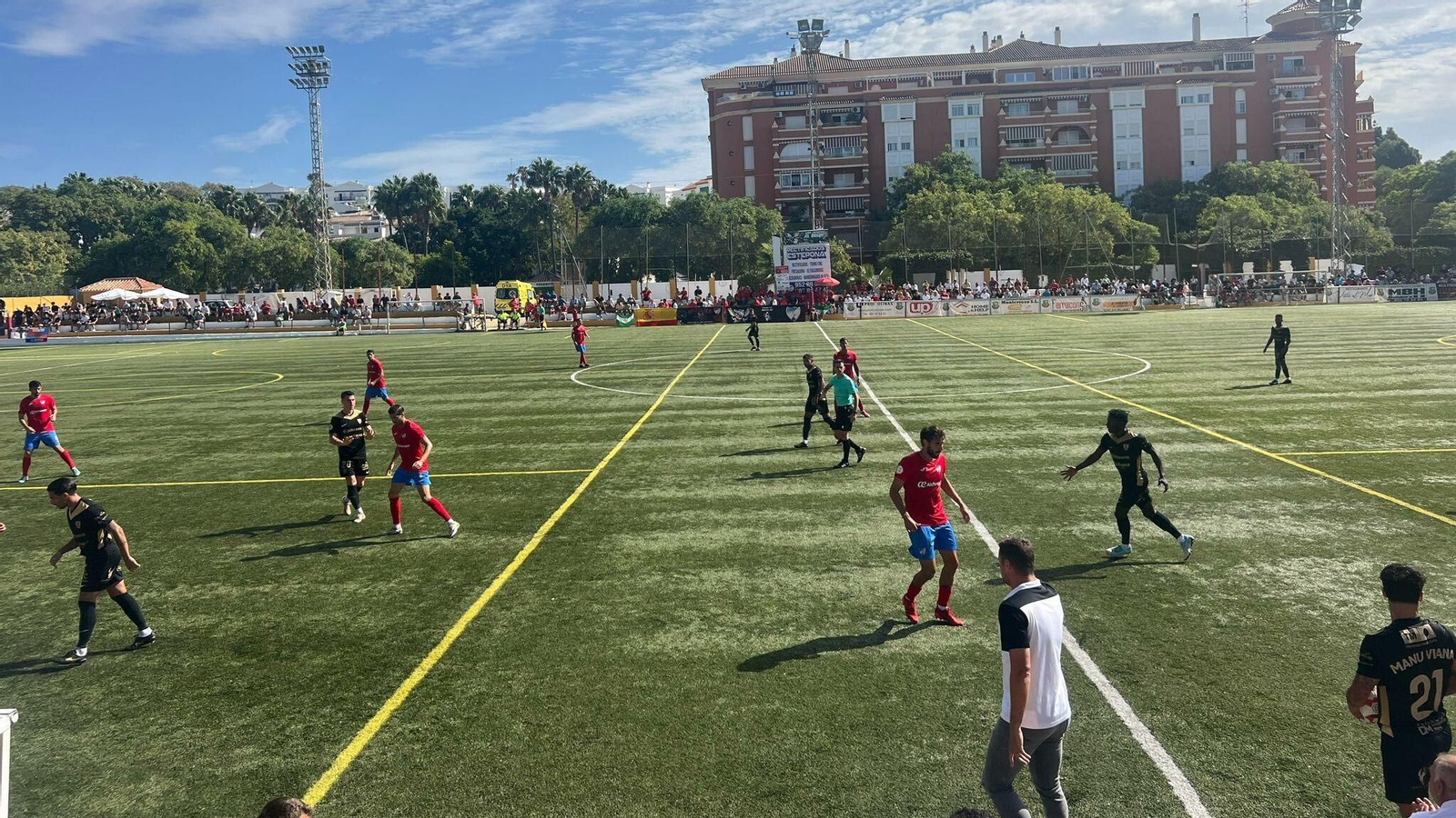 Un lance del partido entre el CD Estepona y el CD Orihuela