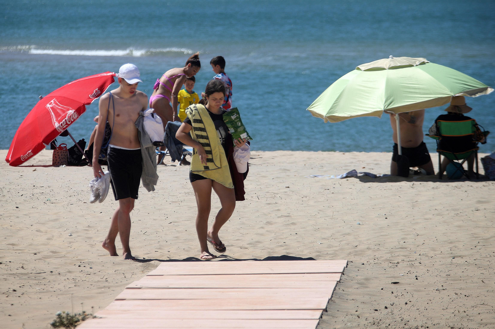 Imágenes del ambiente en la playa en la mañana del domingo en Huelva