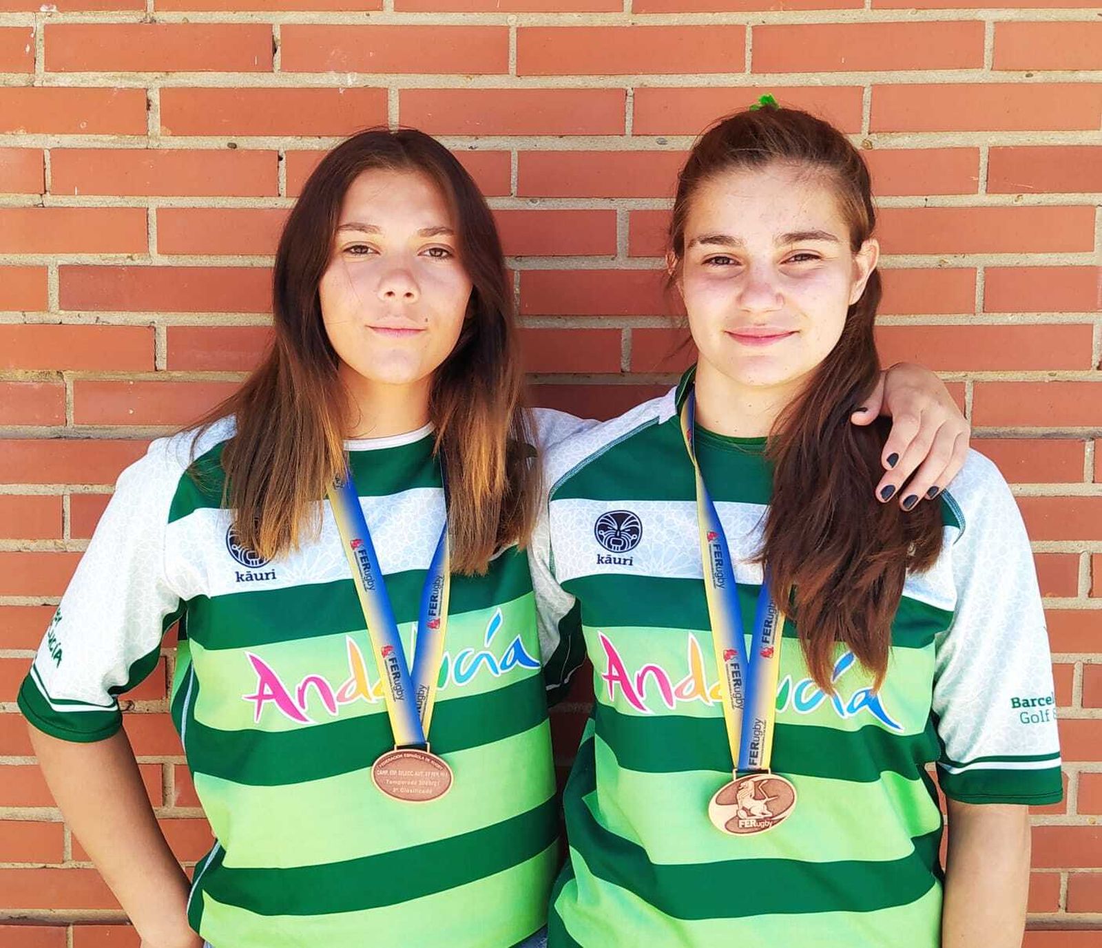 Las dos jugadoras de El Estrecho, con sus medallas