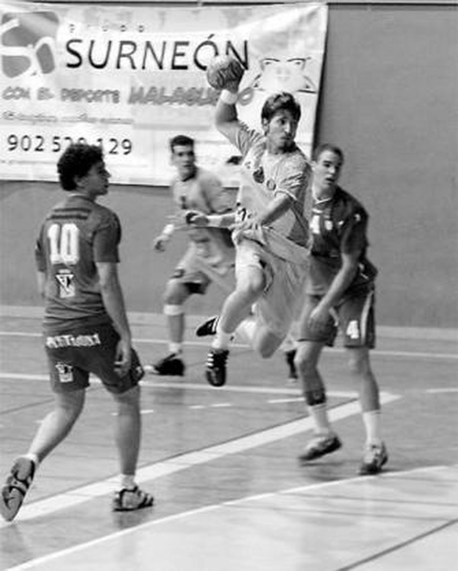 Álex Torres intenta disparar a puerta.