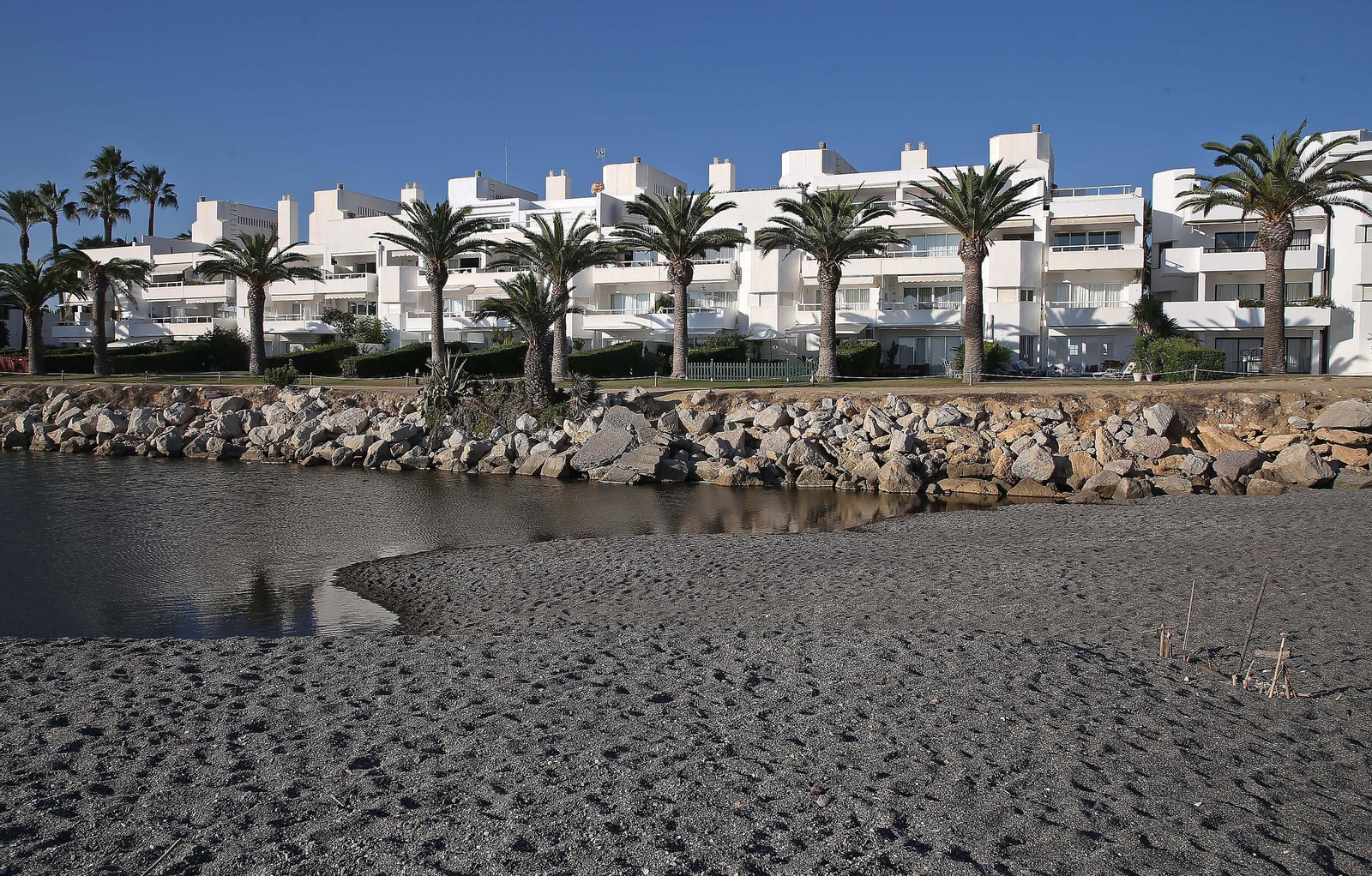 Fotos de la desembocadura del río Guadiaro taponada de nuevo