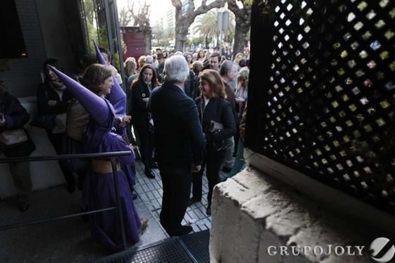 Los nazarenos más jóvenes abandonan el convento de Capuchinos después de que La Defensión decidiera no salir a la calle.

Foto: Jose Contreras