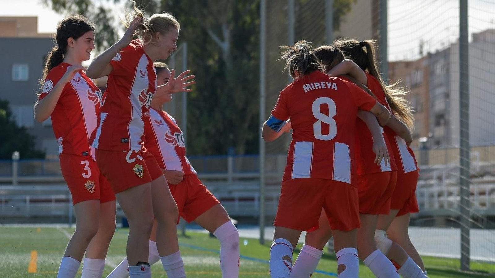 Las rojiblancas celebran uno de los goles de la temporada.