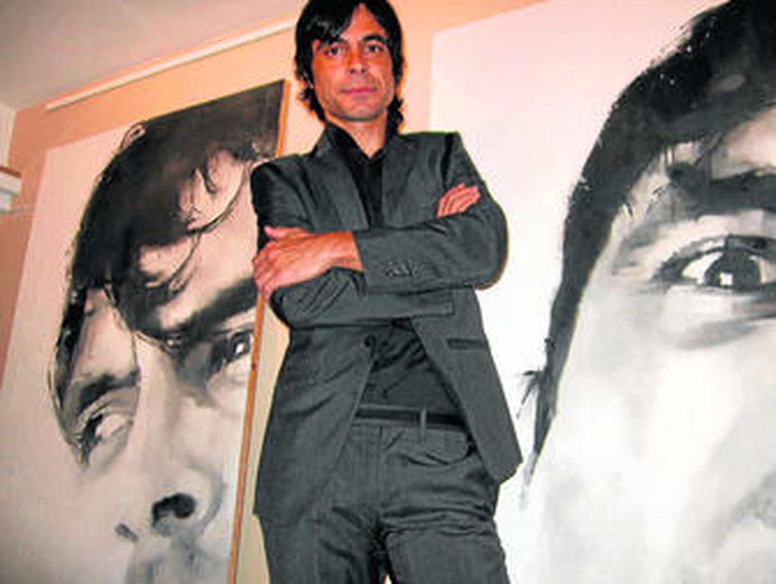 Emilio Fornieles posa ante su autorretrato en su primera exposición retrospectiva.