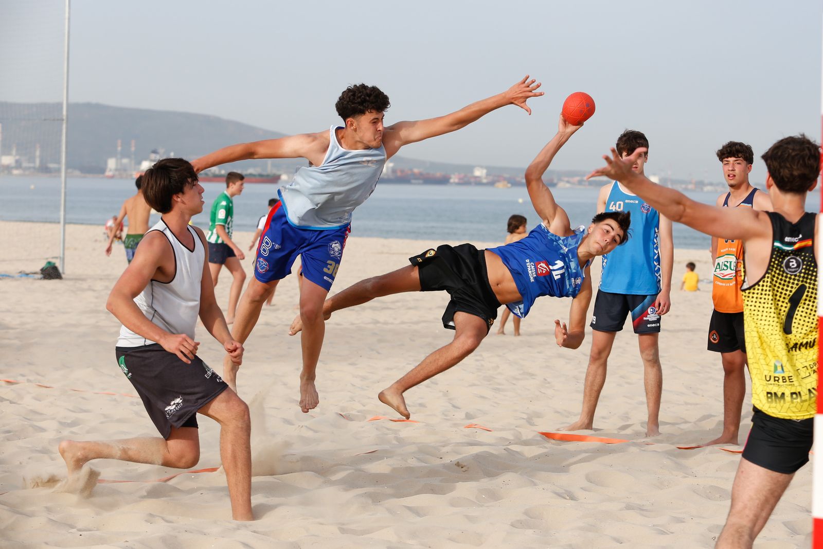 Entrenamiento de la selección andaluza juvenil de balonmano playa, en imágenes