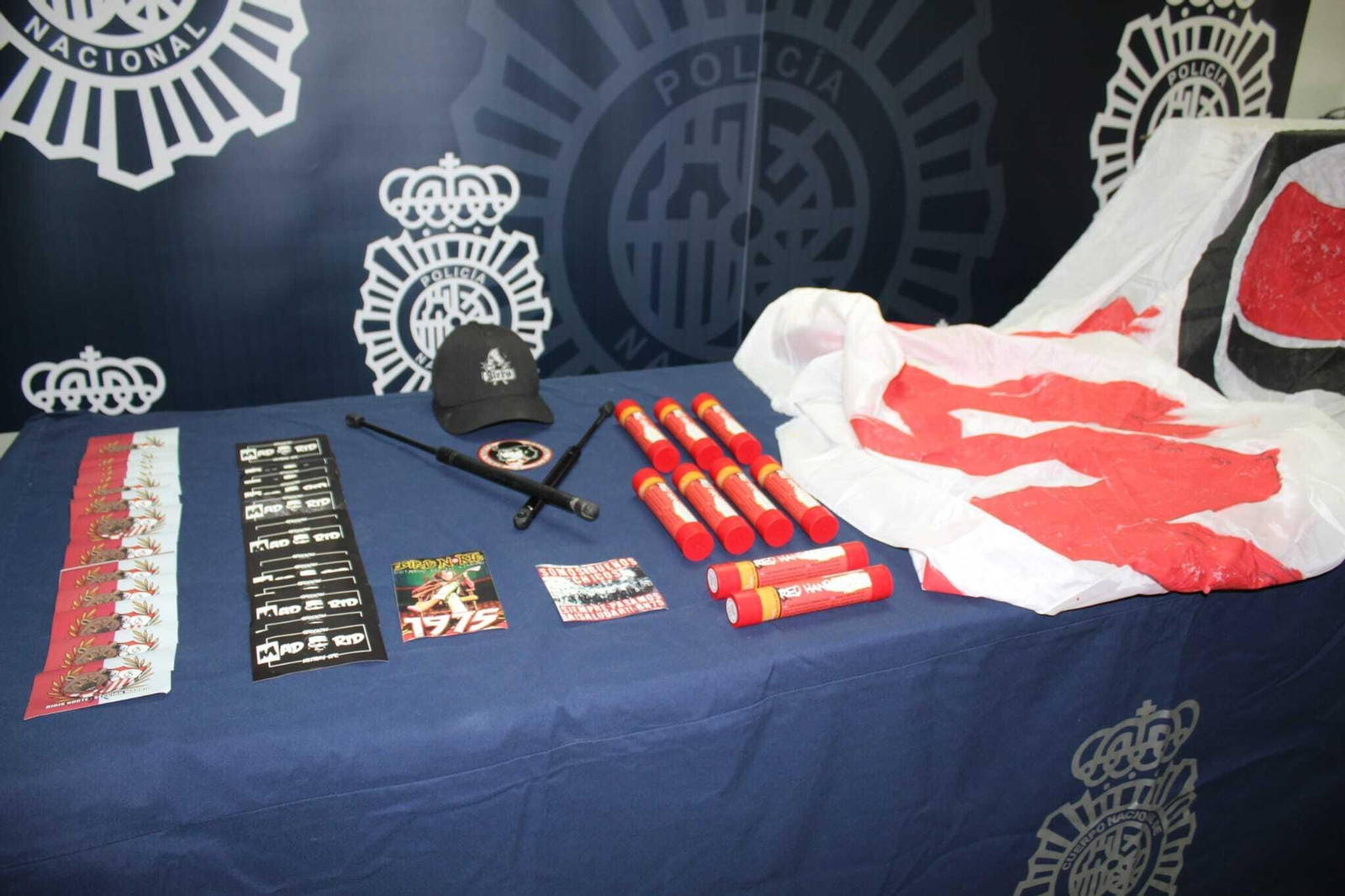 Material intervenido por la Policía a los ultras del fútbol en Sevilla.