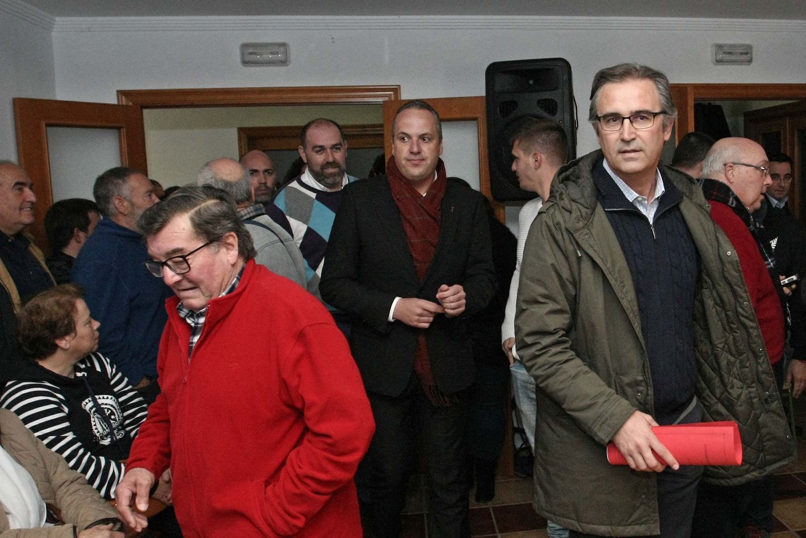 Collado a su llegada al Pleno, acompañado por Ruiz Boix y -detrás- Solís.