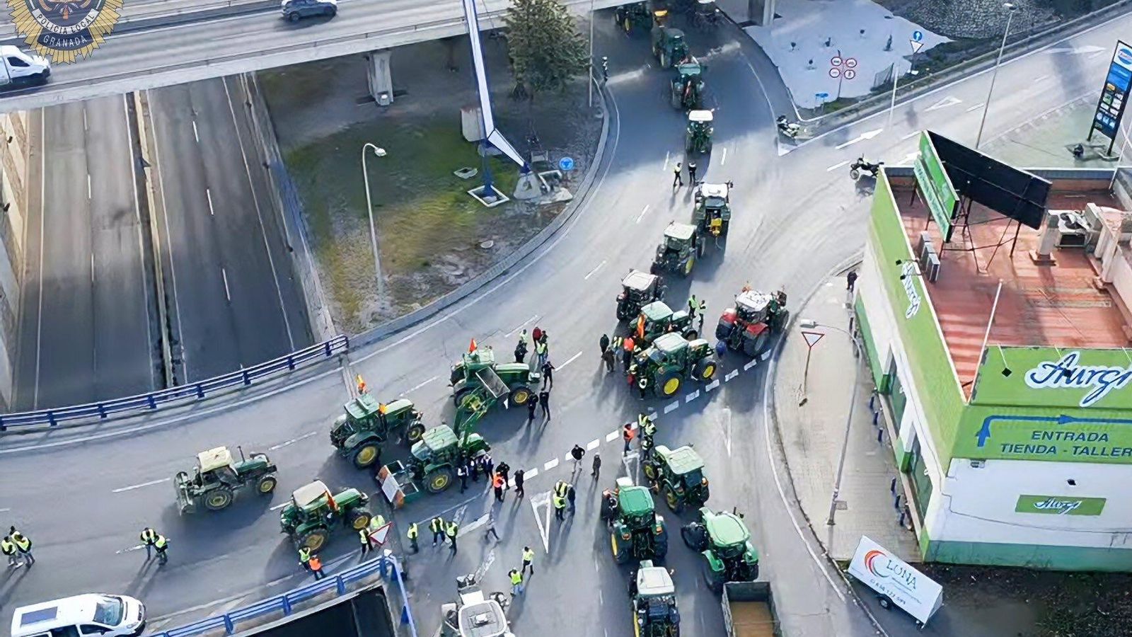 Tractores en la rotonda de la avenida de Andalucía con la GR-30