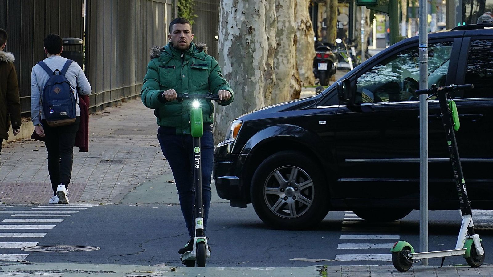 Un usuario de patinete por el carril bici
