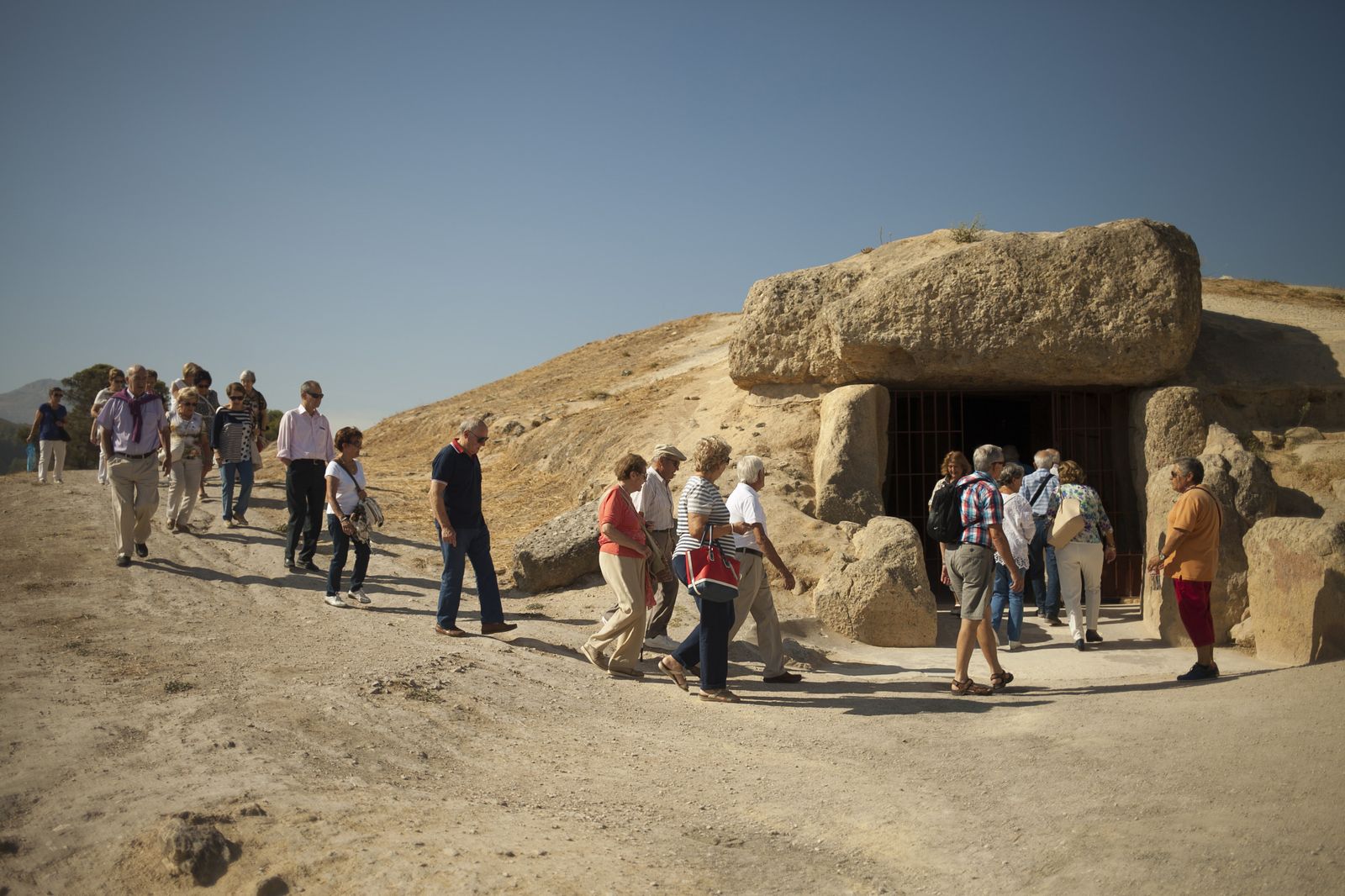 Visitantes en los dólmenes de Antequera.