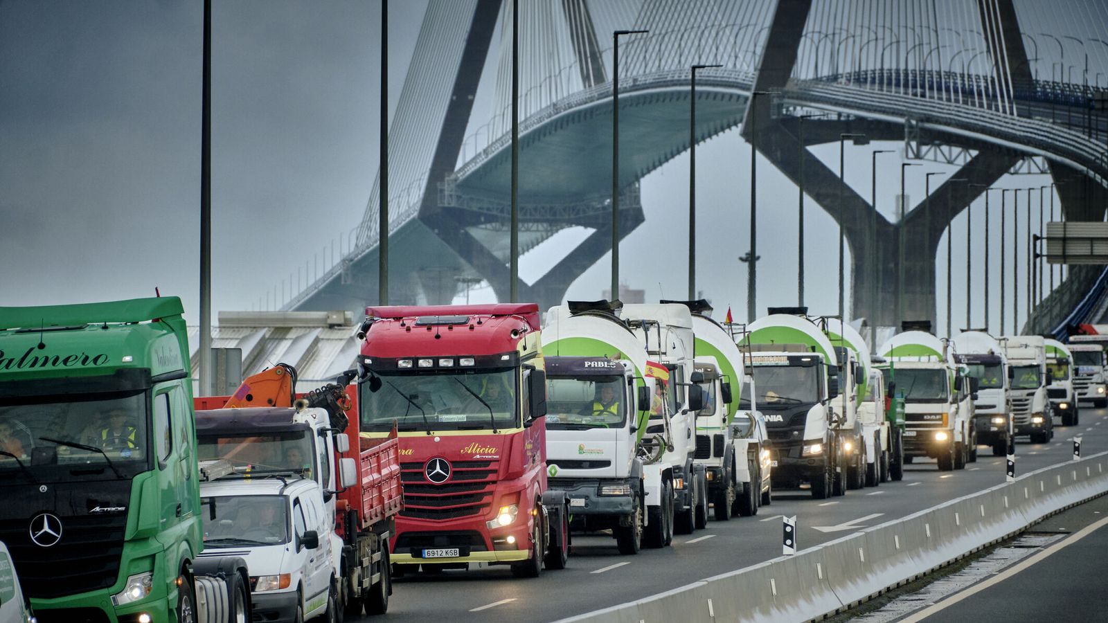 Caravana de camiones circulan, camino de Jerez,  por el puente de La Pepa en protesta por los precios del combustible.
