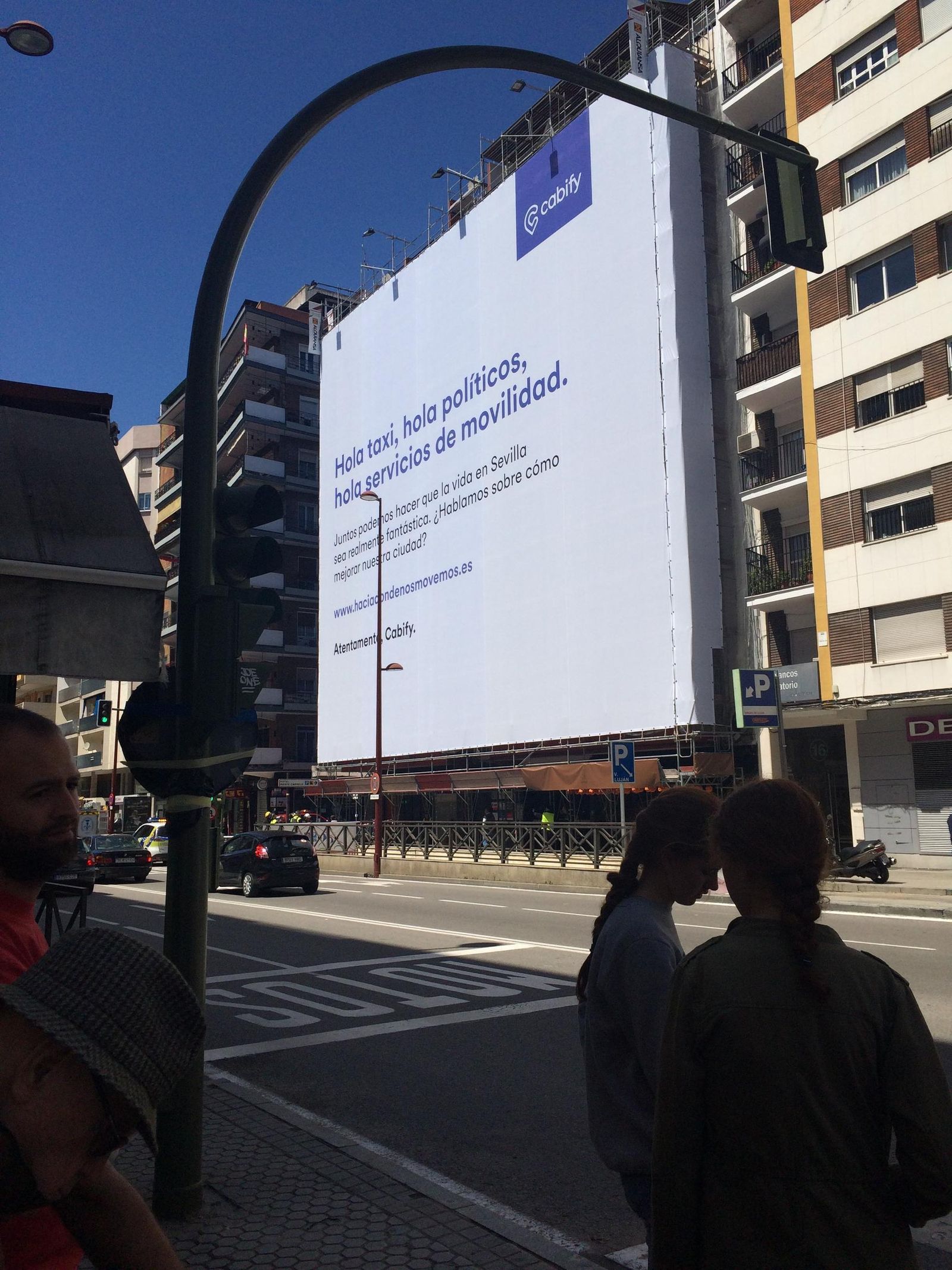 La lona de Cabify que el Ayuntamiento ha retirado en Virgen de Luján.