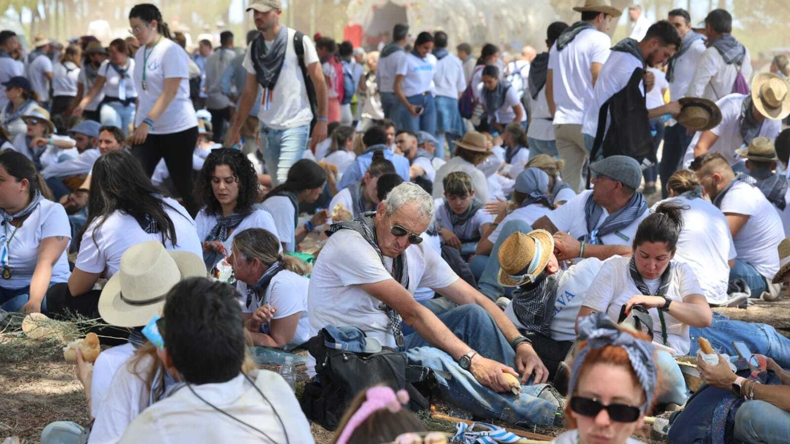 Peregrinos descansando en Gato antes de volver a emprender el camino.