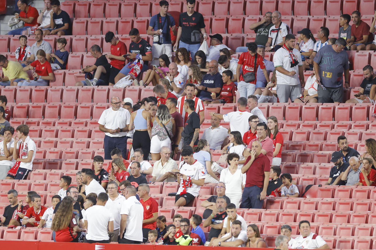 Búscate en las fotos del Sevilla fc-Girona