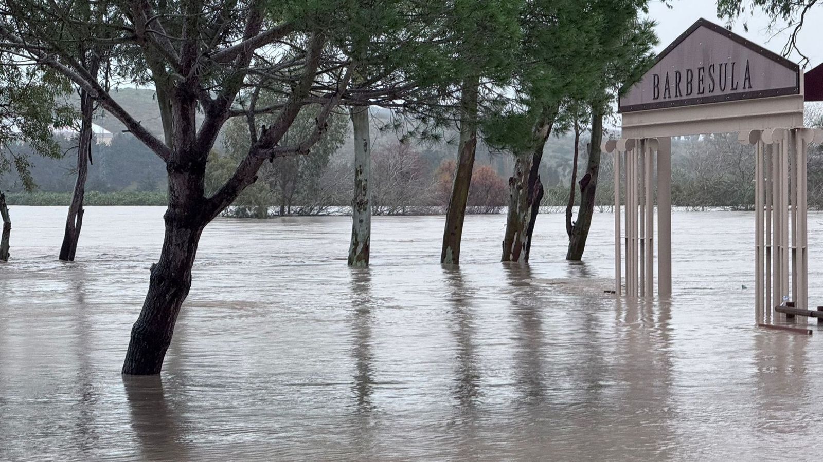 El parque infantil Barbesula, junto al río Guadiaro, completamente inundado.