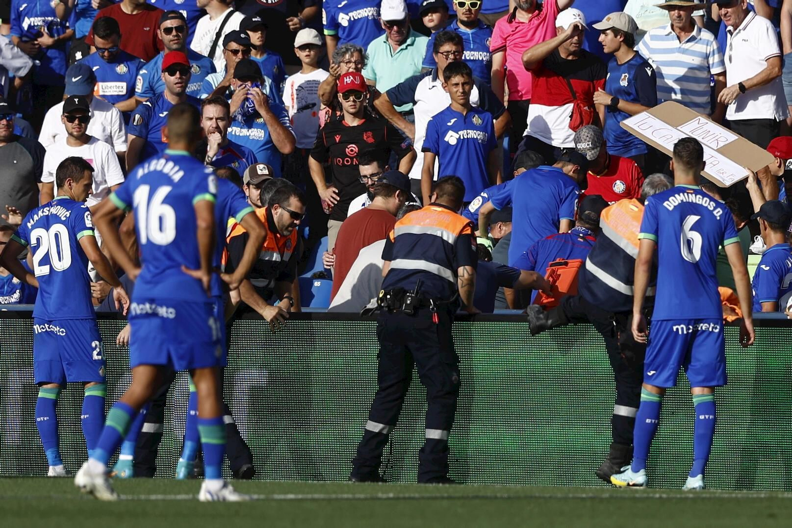 Aficionado atendido por personal sanitario en el campo del Getafe.
