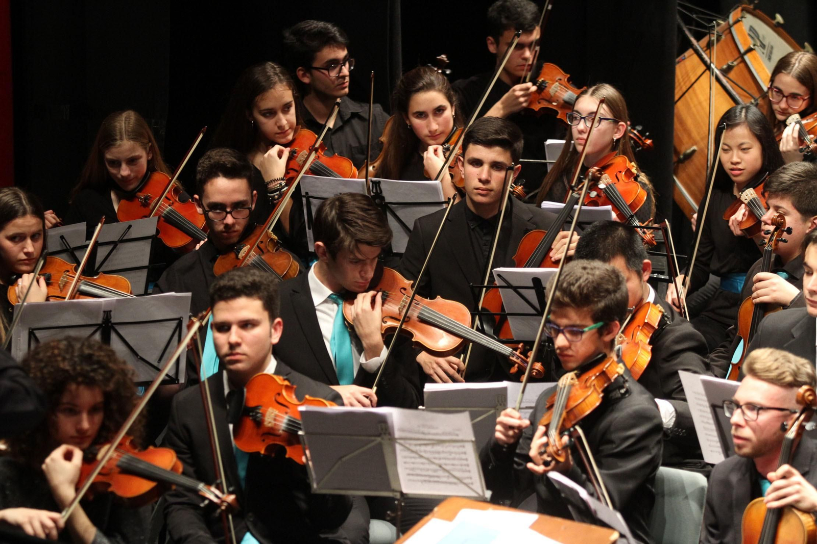 La Asociación de Industrias Químicas, Básicas y Energéticas de Huelva (Aiqbe) organiza un concierto que corre a cargo de la Orquesta Sinfónica del Conservatorio Profesional de Música de Huelva 'Javier Perianes'