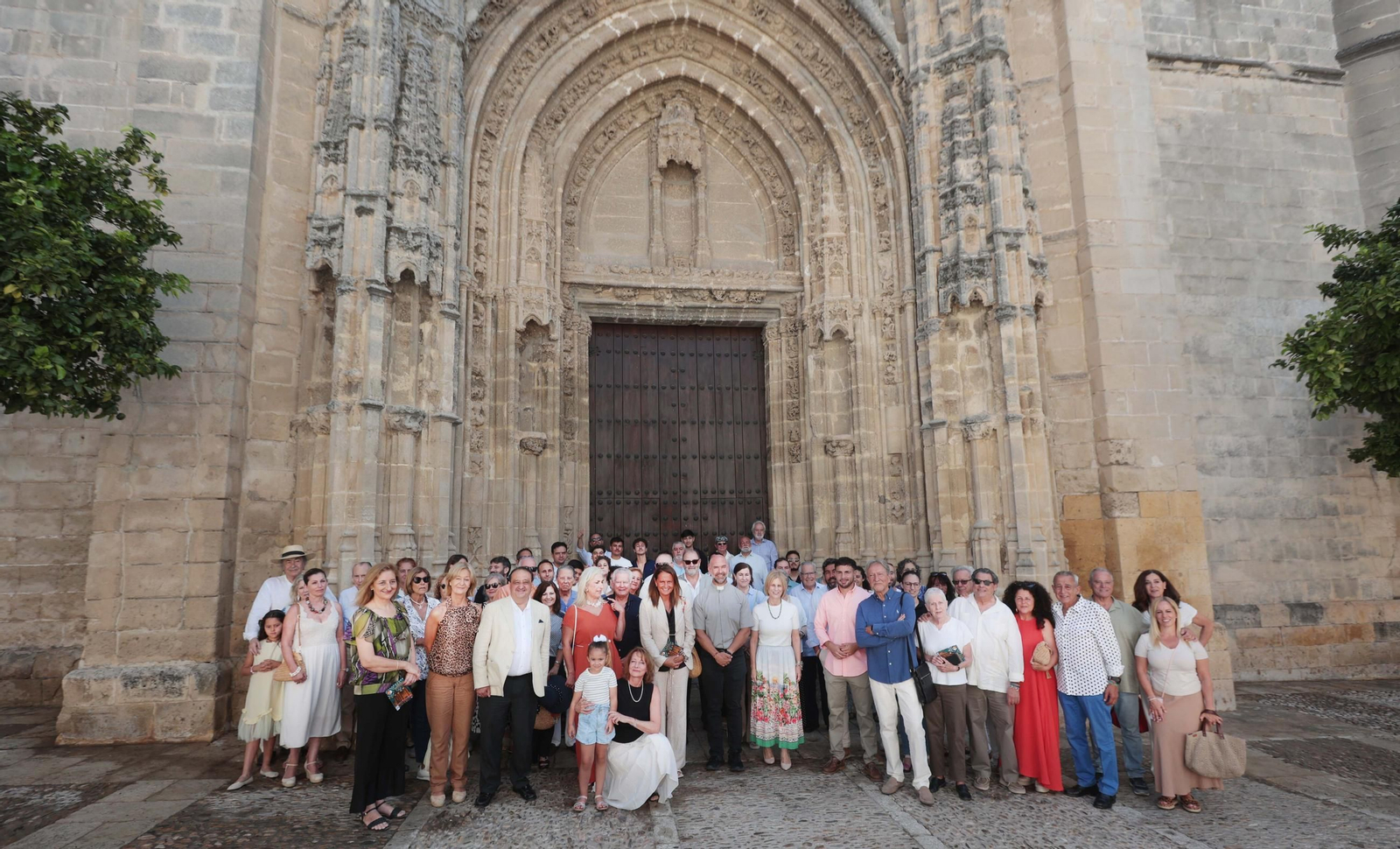 Foto de familia de los asistentes, frente al pórtico de Santiago.