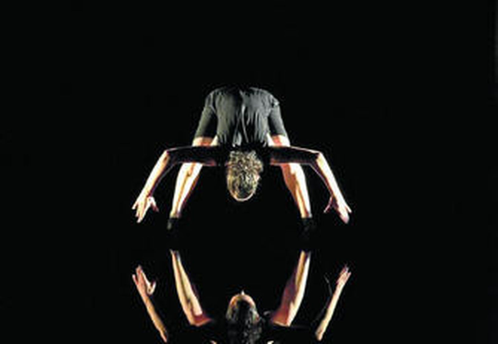 La bailaora Stéphanie Fuster en el impactante espacio escénico diseñado por Aurélien Bory.