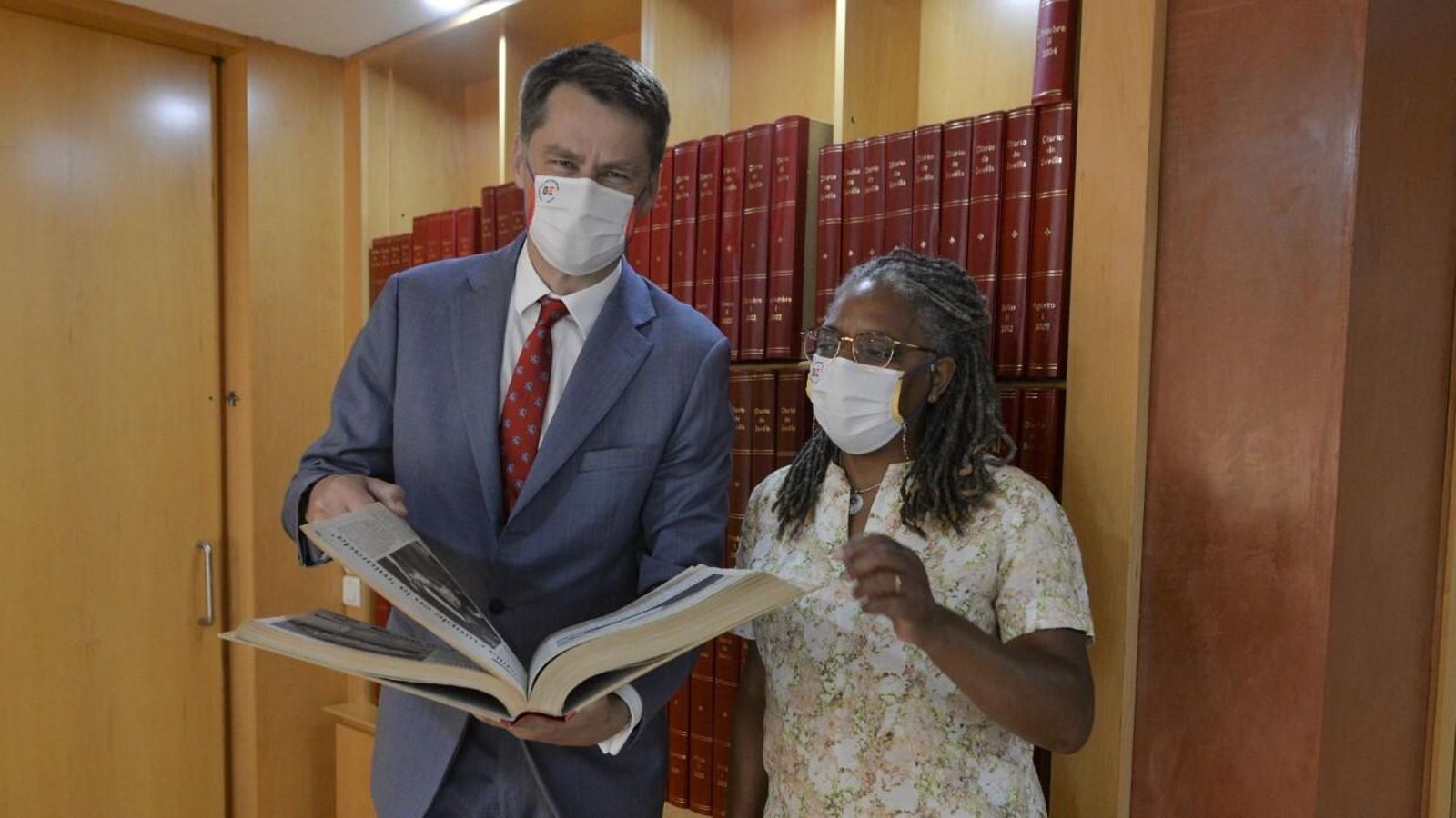 El embajador Hugh Elliott y la cónsul de Reino Unido en Andalucía, Canarias, Ceuta y Melilla, Charmaine Arbouin, en la sede de 'Diario de Sevilla'.