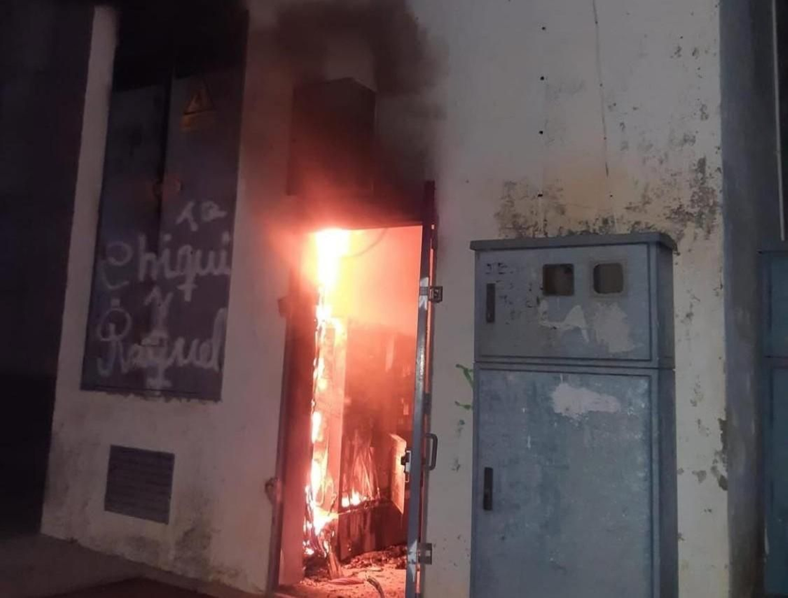 Imagen del transformador eléctrico que ha salido ardiendo en la calle Zahara de Jerez