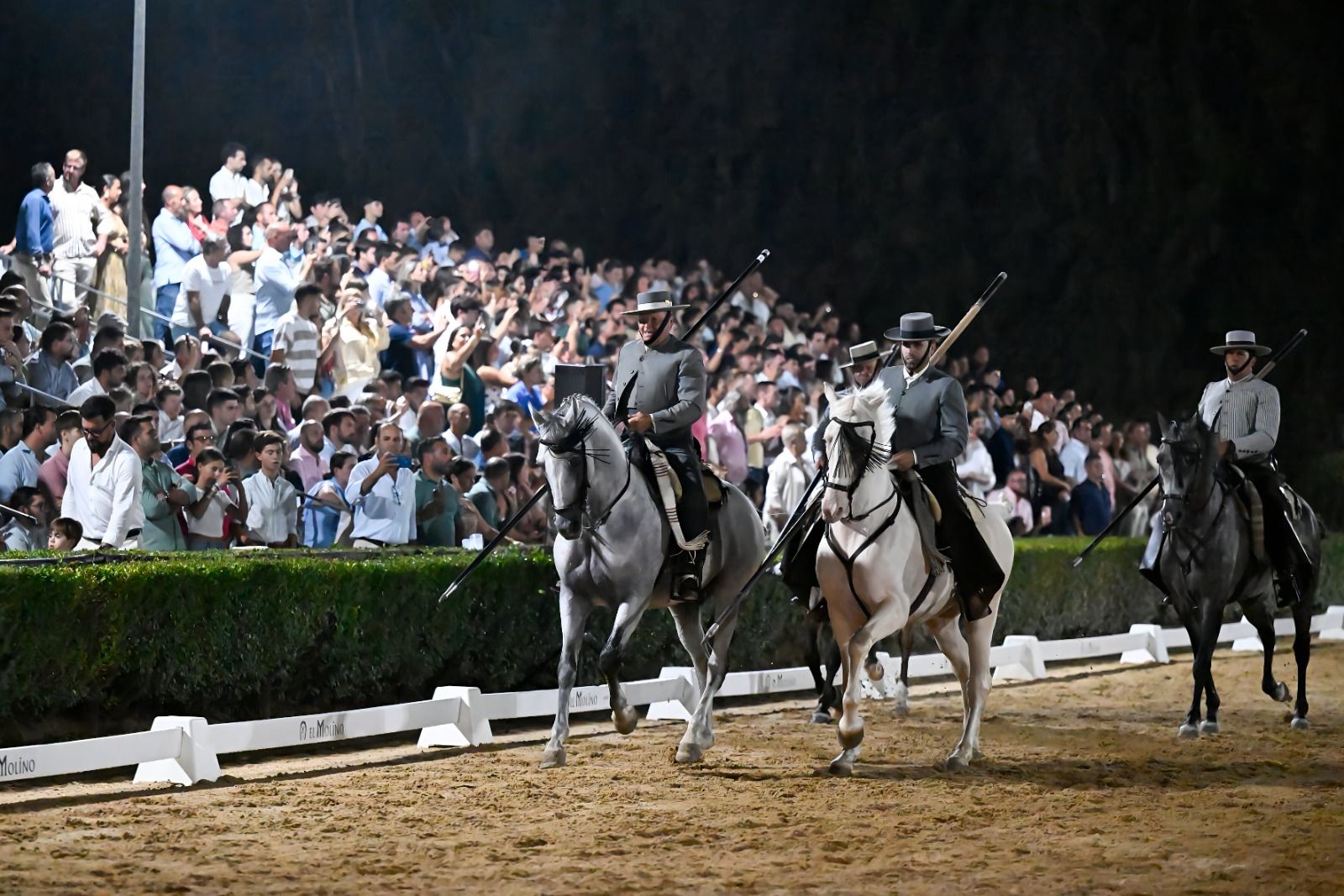 Los jinetes acompañan a José Tirado dando una vuelta de honor por la pista.