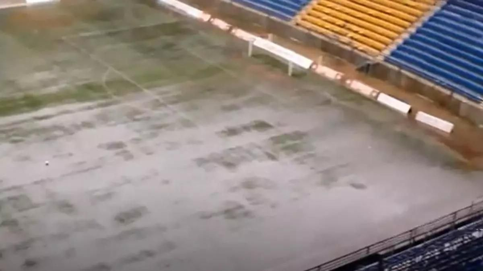 Imagen del césped del estadio después de un temporal de lluvia como el que anuncian para este fin de