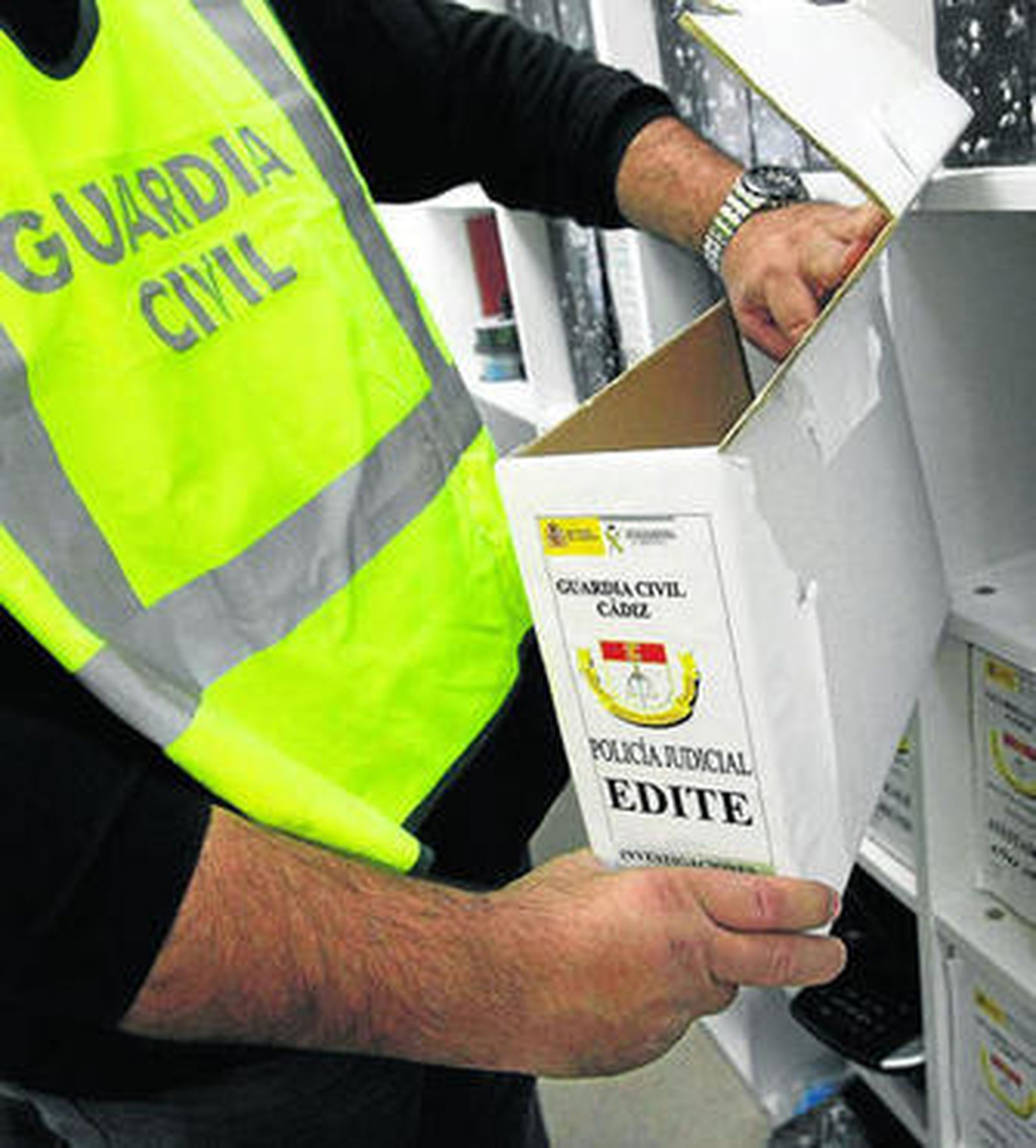 Un agente de la EDITE de Cádiz, con uno de los ficheros de los casos que investigan.