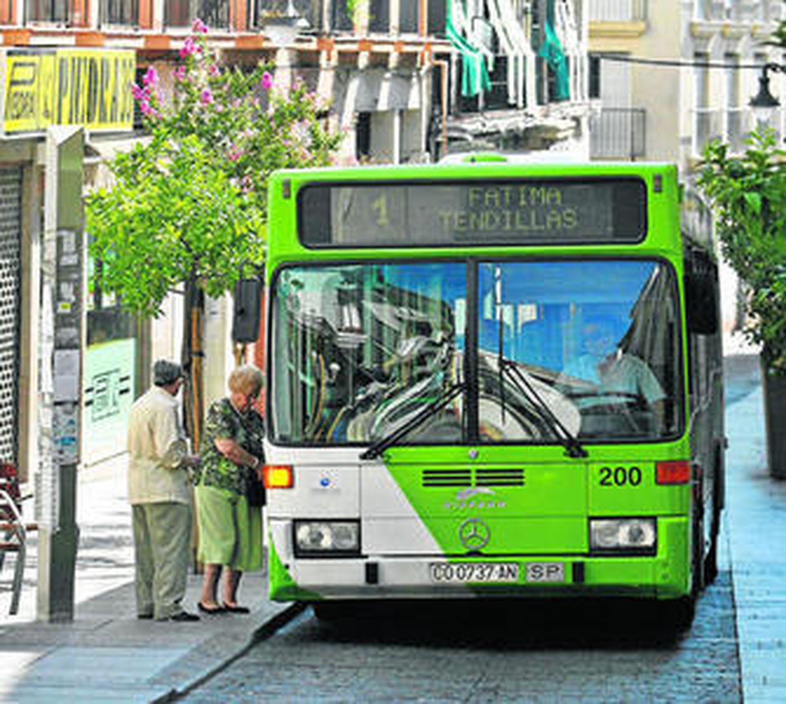Un autobús de la línea 1 recoge viajeros en la parada de la calle San Pablo.