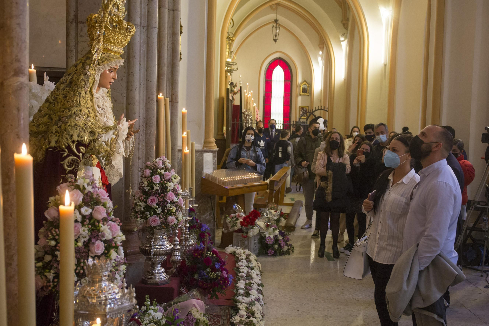 Devotos frente a María Santísima de la Salud en la iglesia de San Pablo.