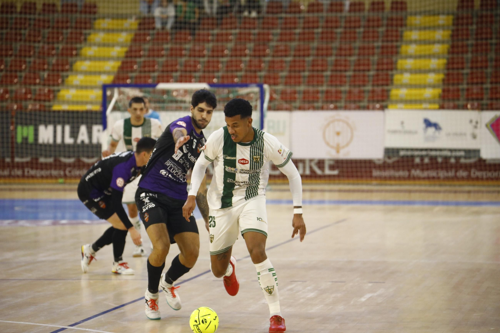 Kaué Pereira se marcha de la marca de un defensor del Burela.