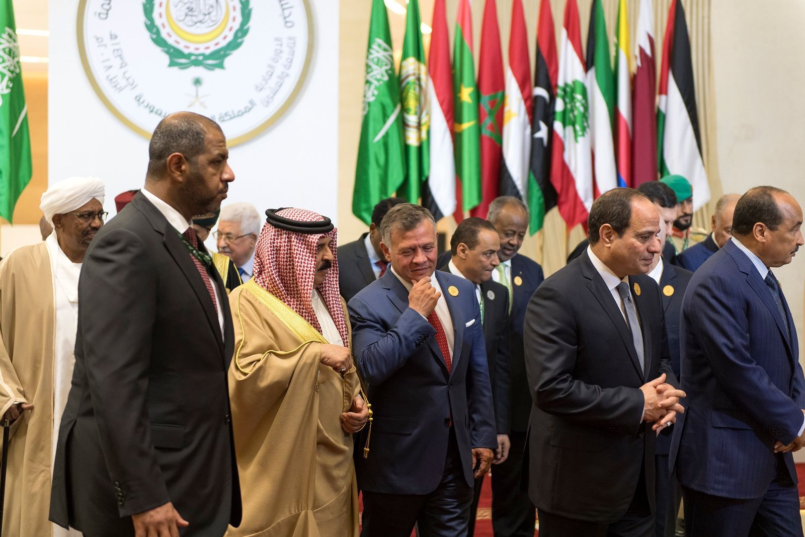 Los reyes de Bahréin y de Jordania,, Hamad bin Isa Al Khalifa, y Abdalá II, llegan ayer a la cumbre de la Liga Árabe en Arabia Saudí.