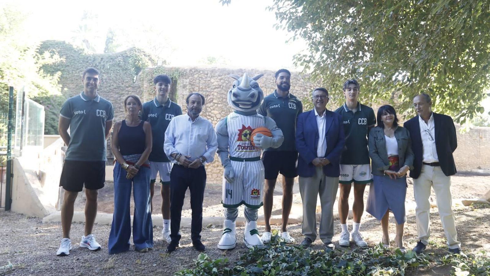 Las autoridades y directivos y jugadores del Coto Córdoba, junto a 'Manas'.