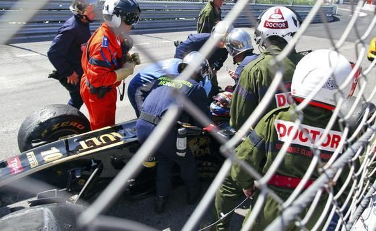 Vitaly Petrov sufrió un accidente en el Gran Premio de Mónaco.

Foto: EFE