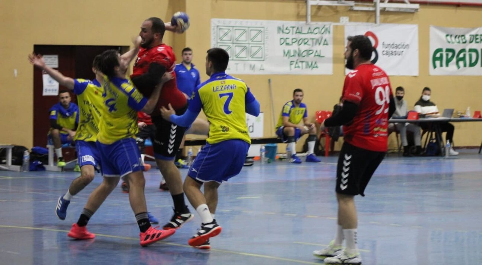 Julio Morgado intenta disparar ante la intensa defensa del Trapagaran.