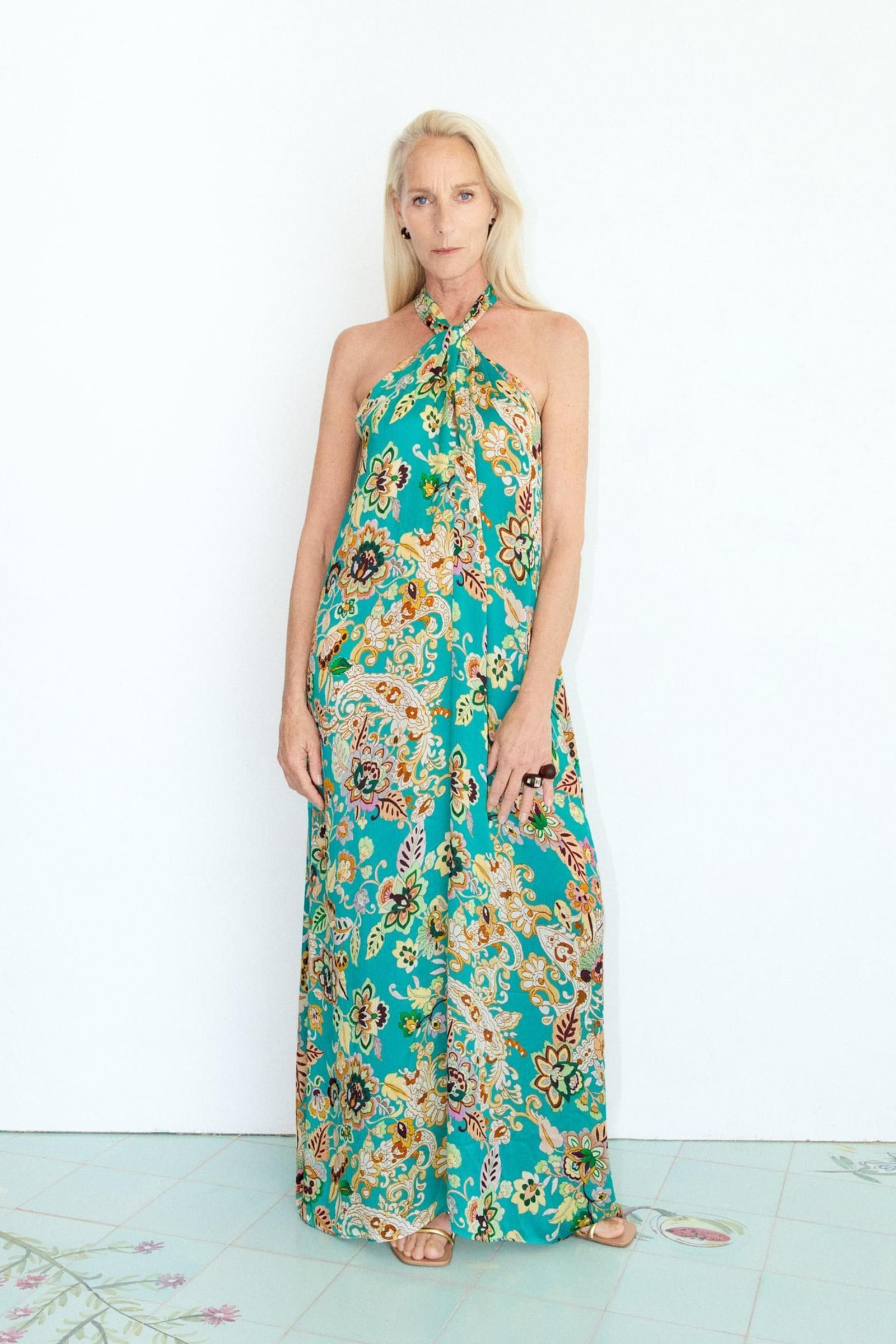 Vestido largo de flores de Zara.