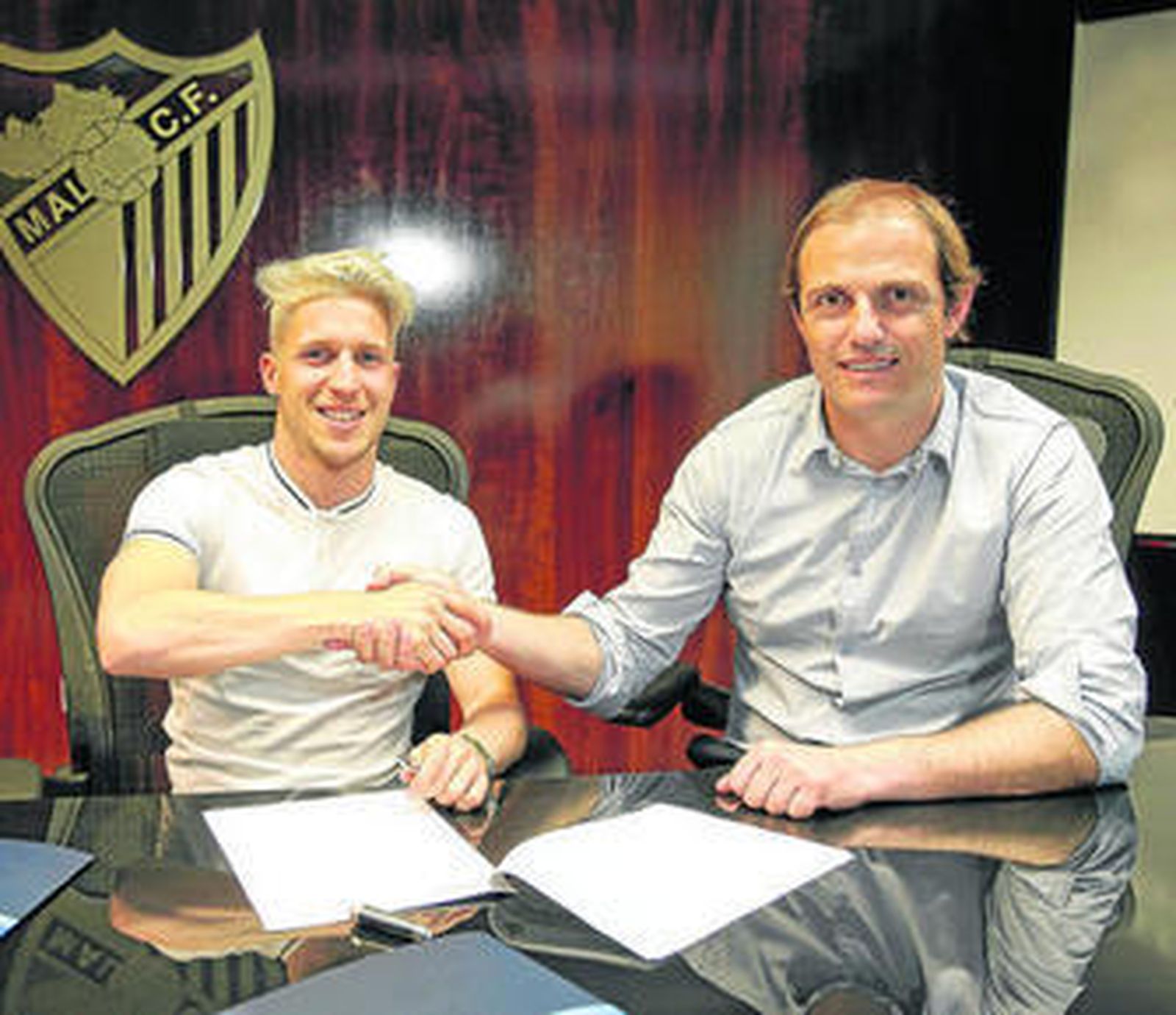 Keko y Arnau estrechan sus manos tras la firma del contrato del futbolista.